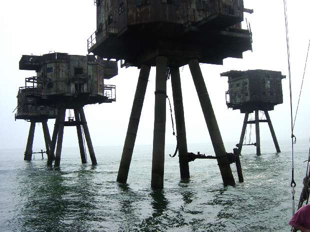 Red Sands Fort dangling cables from G4 Tower
